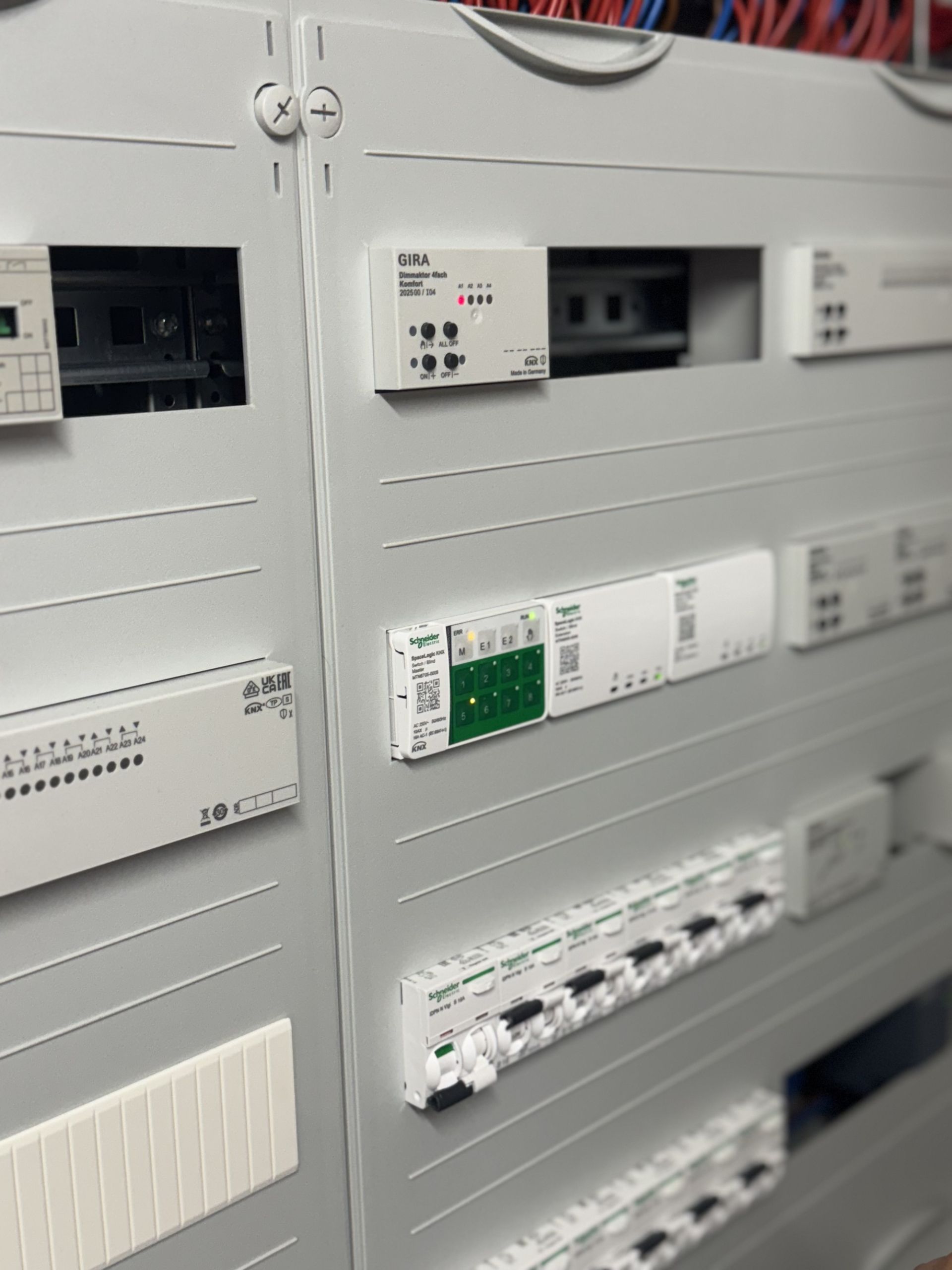 Elektroverteiler mit GIRA Steuergerät und mehreren Schaltern und Sicherungen in Reihen montiert